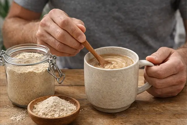 's mane poeder doorroeren in een kop koffie of ochtendshake voor dagelijks gebruik