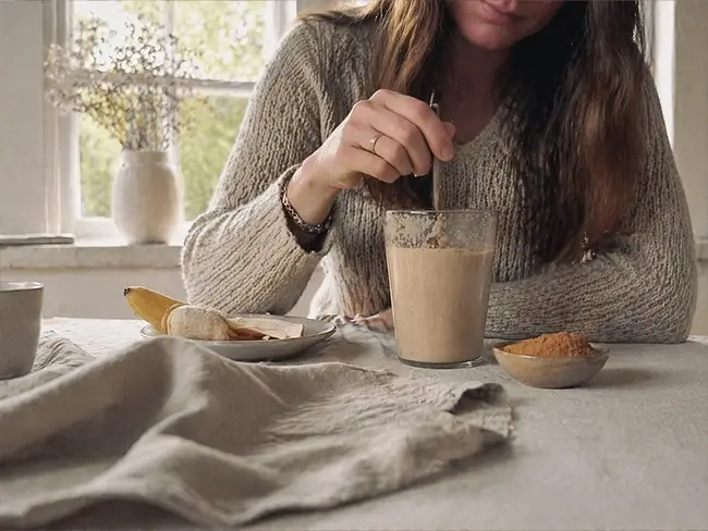 Cordyceps poeder wordt geroerd door een smoothie aan het ontbijt