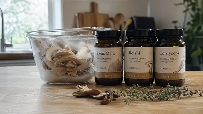 Paddenstoelensupplementen naast ingevroren champignons in de keuken