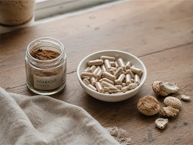 Agaricus Blazei poeder en capsules op een houten tafel