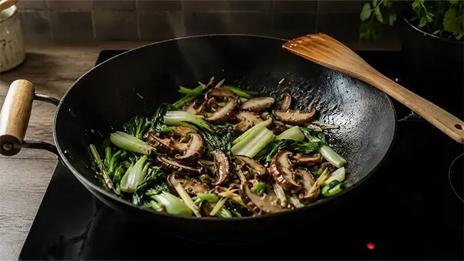 Verse shiitake gebakken in een wok met groenten